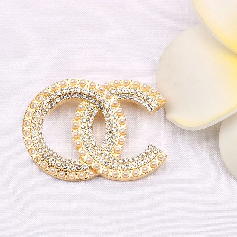 Luxury Women Designer Brand Letter Brooches 18K Gold Plated Inlay Crystal Rhinestone Beautiful Jewelry Sweater Brooch Pearl Pin Marry Christmas Party Accessories