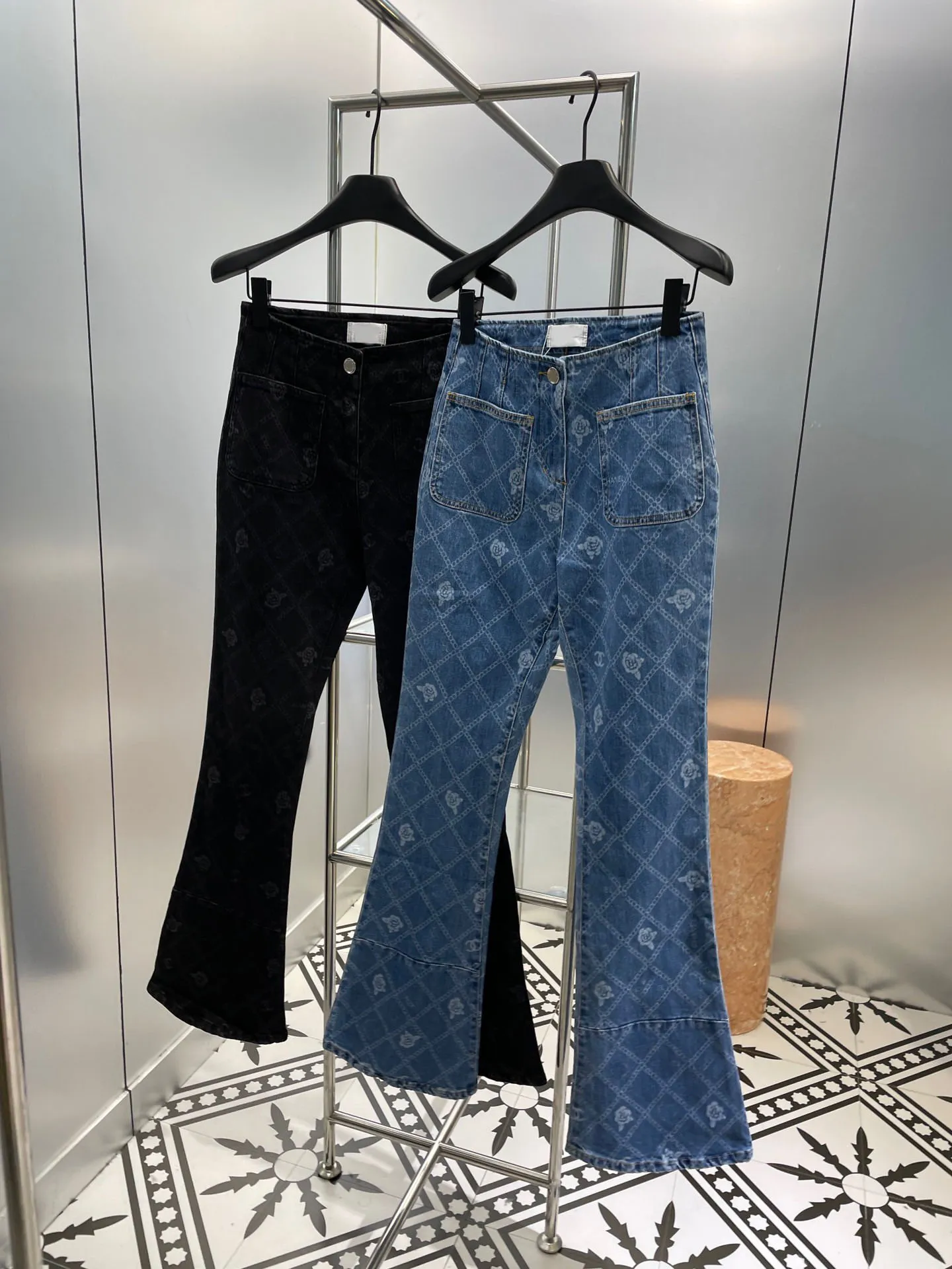 2023 Kvinnors modedesign Street Wear Letter Plaid Denim Pants Kvinnor Hög midja Knapp upp lösa jeans 2 Färg