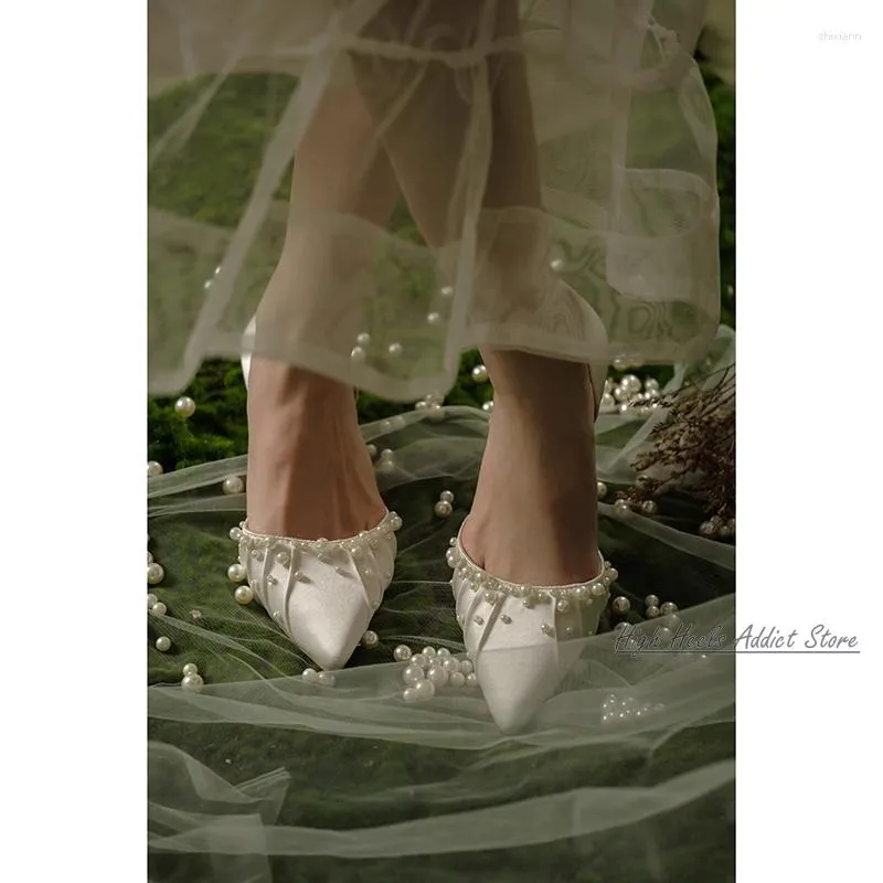 Scarpe eleganti Décolleté in raso bianco con perle Décolleté da donna Estate a punta Eleganti tacchi bassi Sandali comodi Morbidi abiti da sposa di lusso per feste in offerta