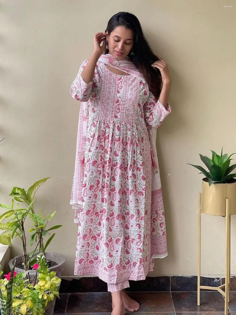 chikankari kurti for women: Best Chikankari Kurti For Women in India - The  Economic Times