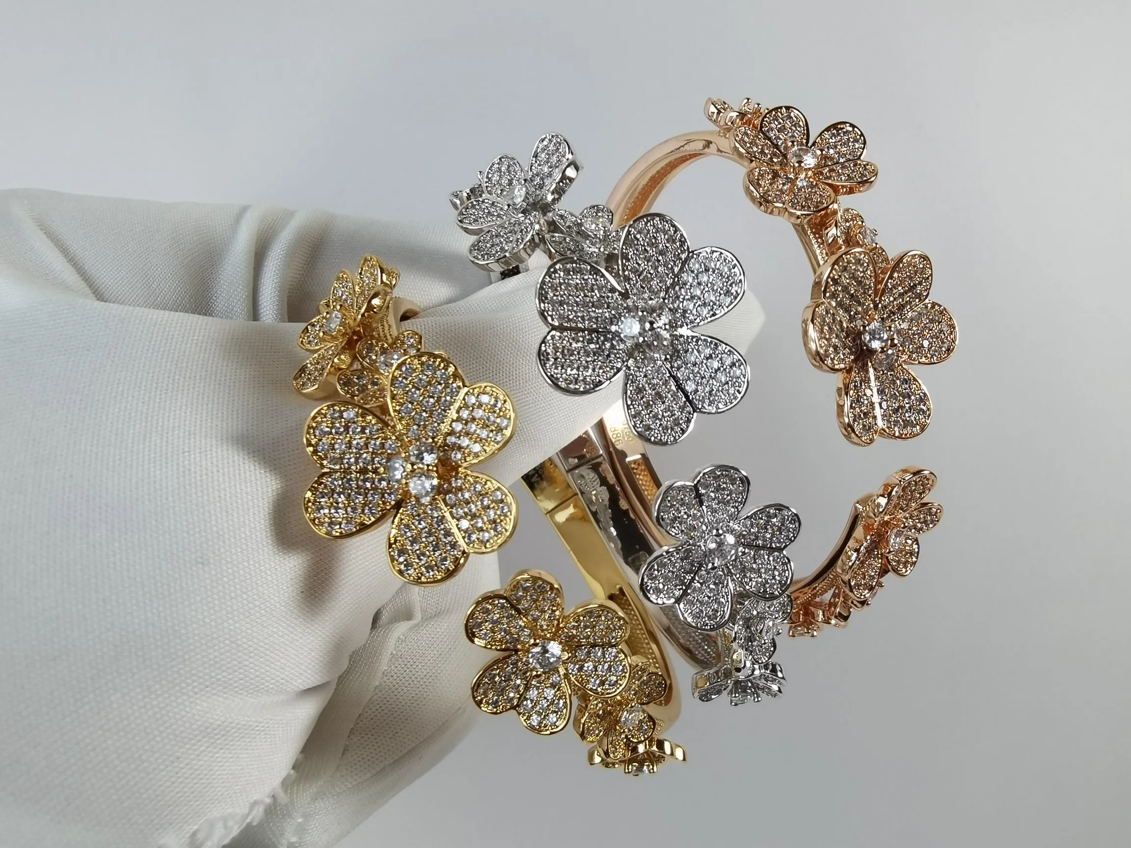 Vintage Bangle Copper frivolve varumärkesdesigner Full Crystal Four Leaf Clover Flower Open Cuff Armband för kvinnliga smycken med Box Party Gift