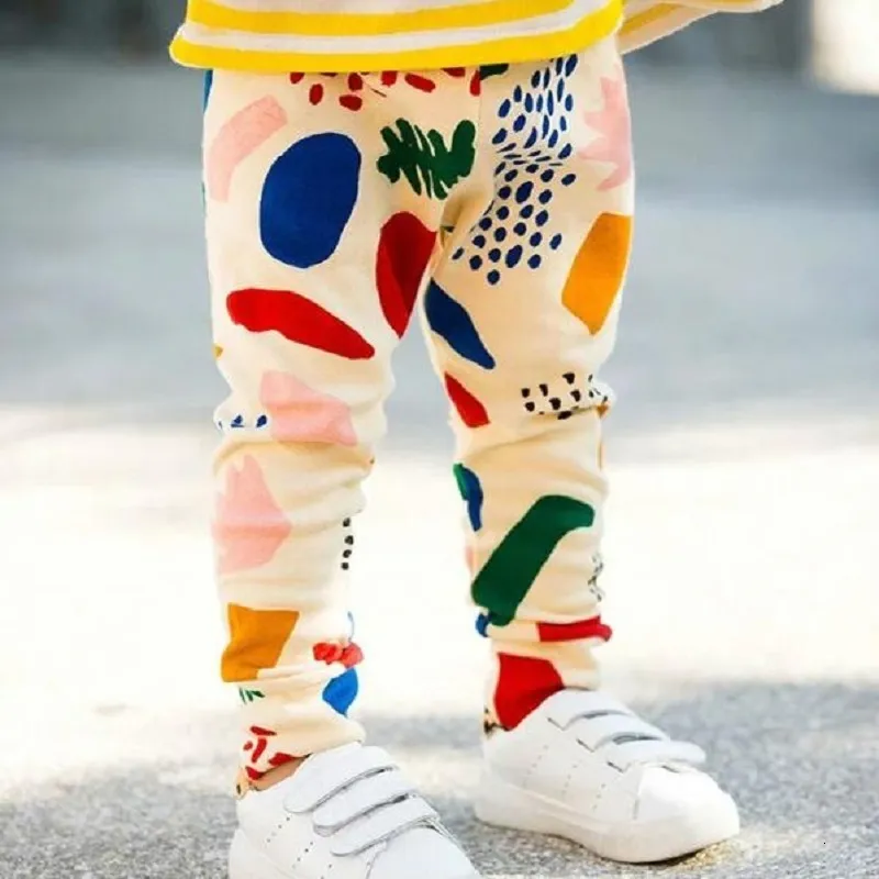 Byxor detaljhandelsbarn blöjor vårpojke byxor färgglada löst passande byxor baby flickor leggings infantis för flicka 230906