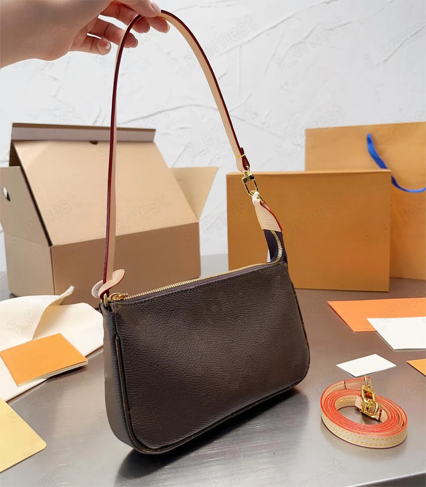 Women 2023 مصمم أكياس الكتف حقائب اليد Accessoires Crossbody Bag Fashion Luxurys Classic Messenger Lady Clutch
