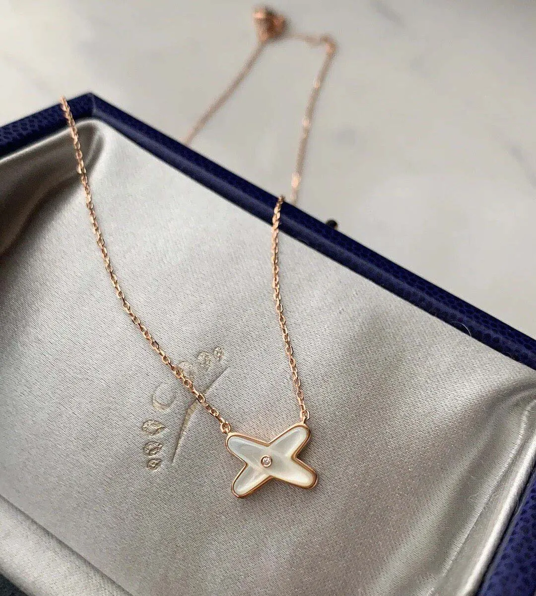 Fashionable and Beautiful Cross Necklace Women's 18k Rose Gold Plating Natural White Fritillaria Clavicle Chain Pendant