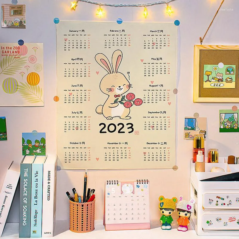 Tapisserier 2023 Tecknad tryckår Kalender Hanging Tygflicka Makeup Table Wall Decoration Po Bakgrund Cal