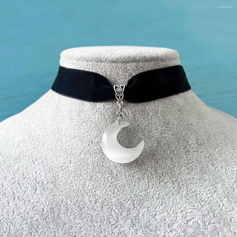 Gargantilla gótica de luna blanca para mujeres y niñas, accesorios de joyería frescos a la moda, colgante de luz de luna, collar de terciopelo Vintage a la moda