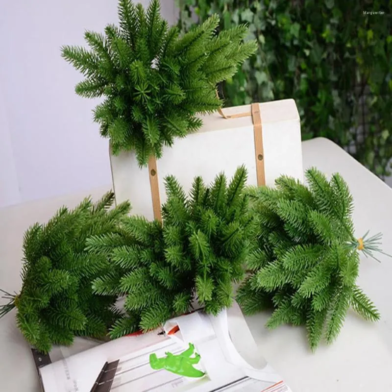 装飾的な花の寿命フェイクパインニードルブランチ30 DIYクリスマスリース用の現実的な人工枝の家の装飾再利用可能