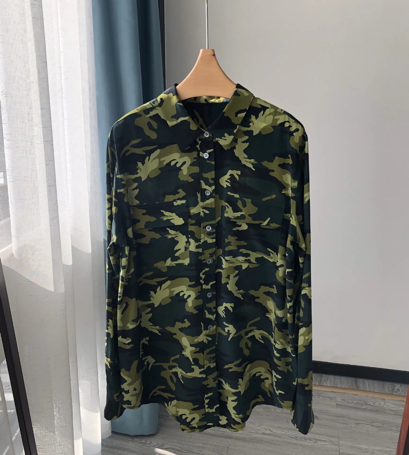 2023 Zijden blouse met camouflageprint en dubbele zak, revershals met lange mouwen en print zijden damestopblouse, blouses, overhemden