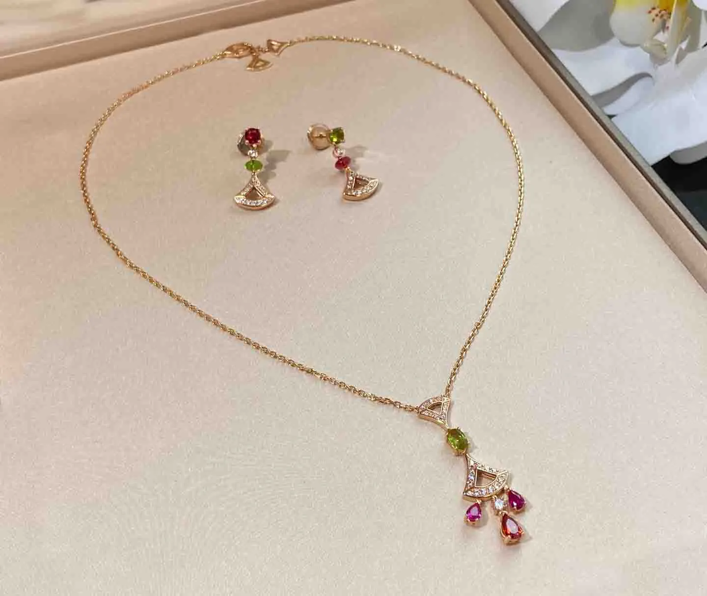 Ожерелье-подвеска в форме веера с подвеской в форме веера из роскошного качества V-образного золота 2023 года с бриллиантом в красочном дизайне, серьга-капелька из 18-каратного розового золота с коробкой для печати PS7599B