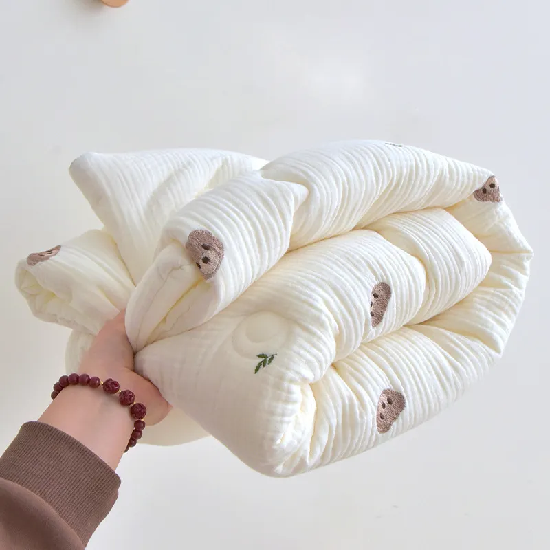 Edredones Edredón de invierno de algodón suave para ropa de cama de cuna de bebé Bordado de dibujos animados Edredón de bebé Manta gruesa de aire acondicionado para jardín de infantes 230906