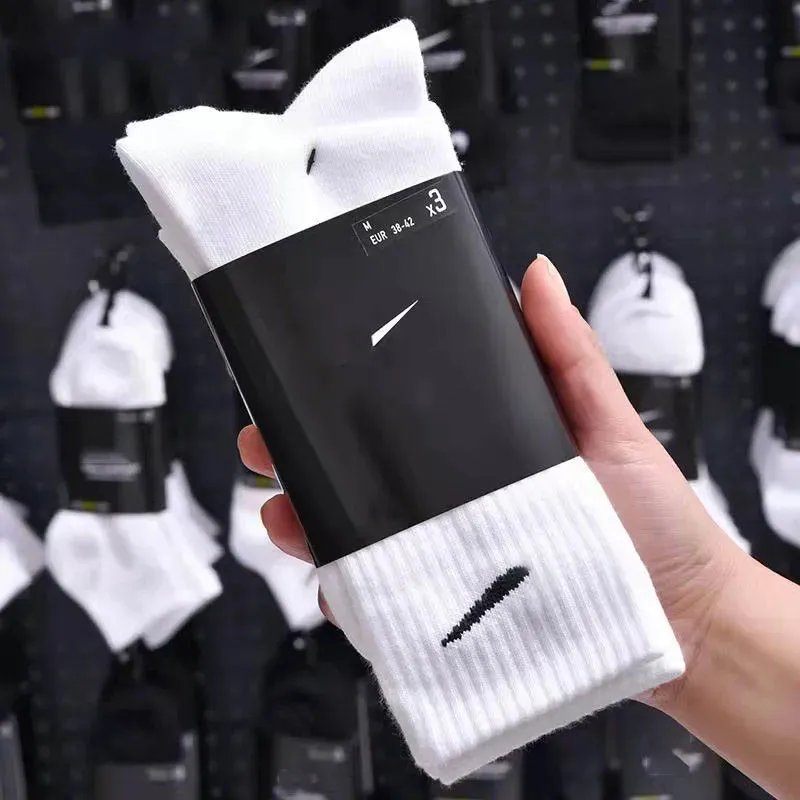 Modedesigner svart vit högkvalitativ strumpor kvinnor män bomull all-match klassisk ankel krok andas strumpa blandning fotboll basket sport sock