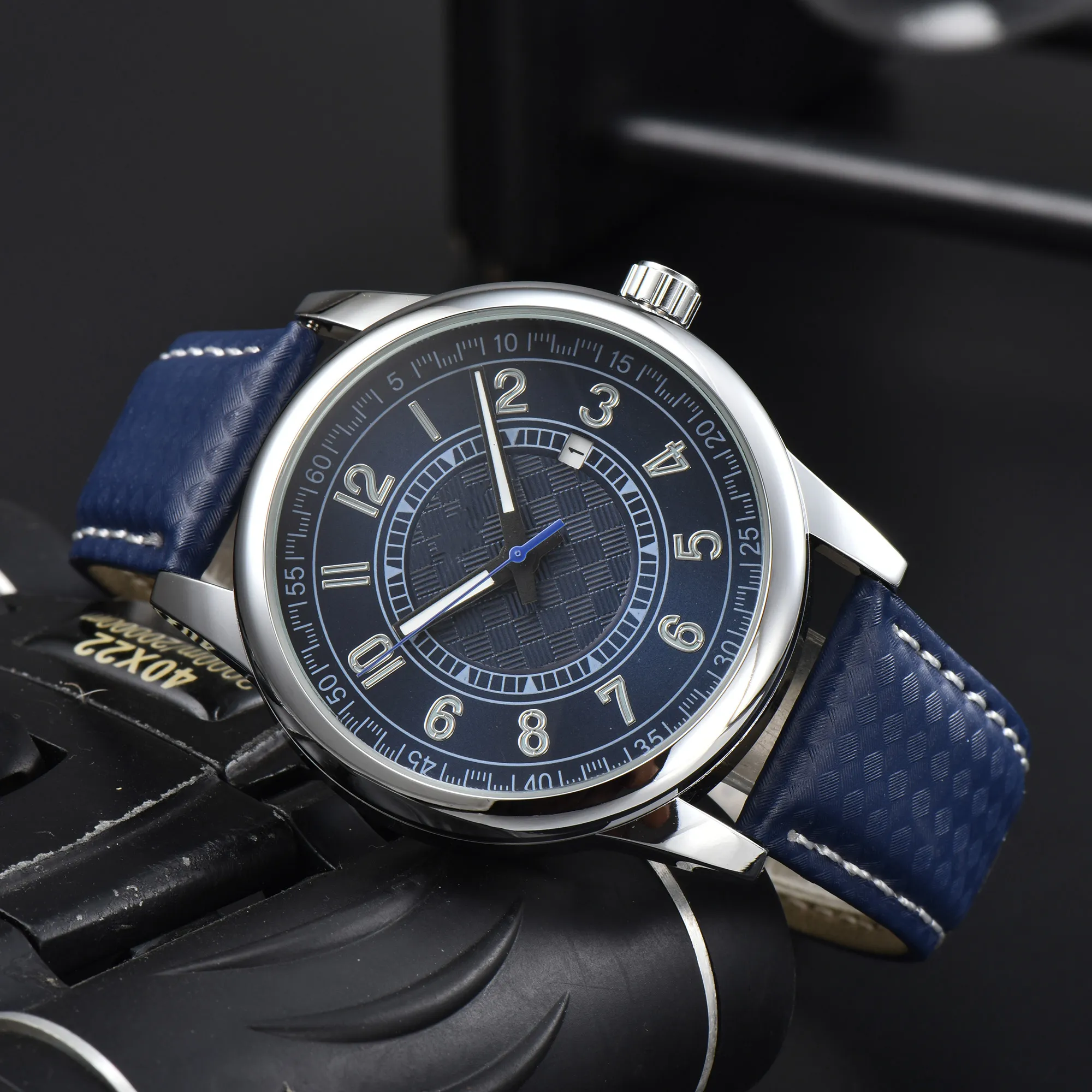 Top Ristwatches nya herrklockor Quartz Watch Top Luxury Brand Designer Chronograph Clock läderbälte män mode