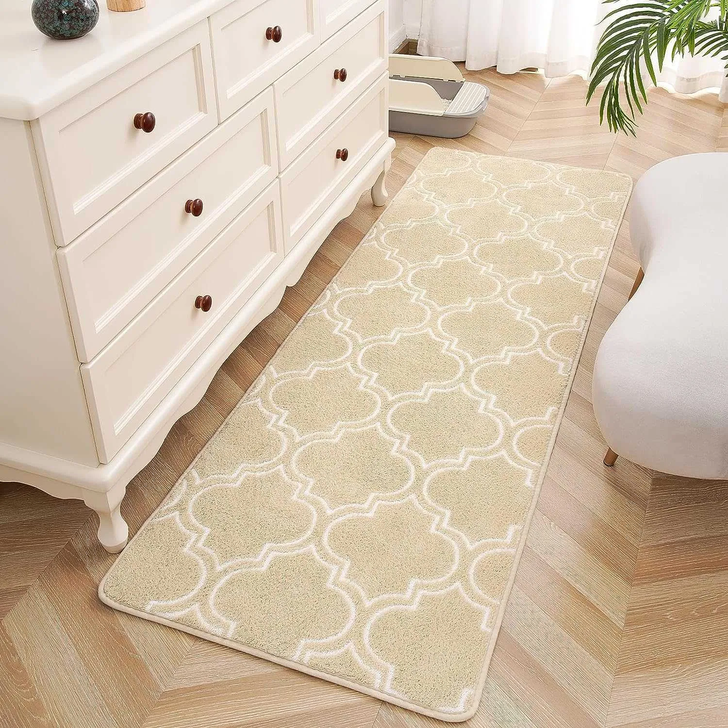 Flauschiges marokkanisches Plaid, das auf den Teppich des Schlafzimmers gelegt wird, kann problemlos mit P230907 verwendet werden