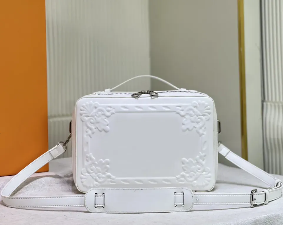 2023 Sac à bandoulière de luxe Catwalk Show Sacs à main en cuir Hommes Femmes Mode Sacs fourre-tout en relief fleur lettre crossbody sacs à main maquillage embrayage de qualité supérieure