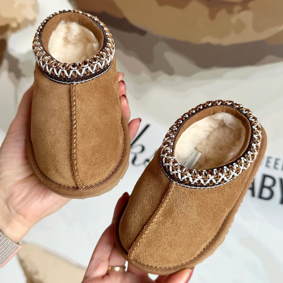 Pantoufles Tasman II pour enfants en bas âge Bottes pour bébé Tazz Claquettes en fourrure de châtaigne Peau de mouton Shearling Classic Ultra Mini Boot Mules à graines de moutarde d'hiver Laine à enfiler Little Big 21