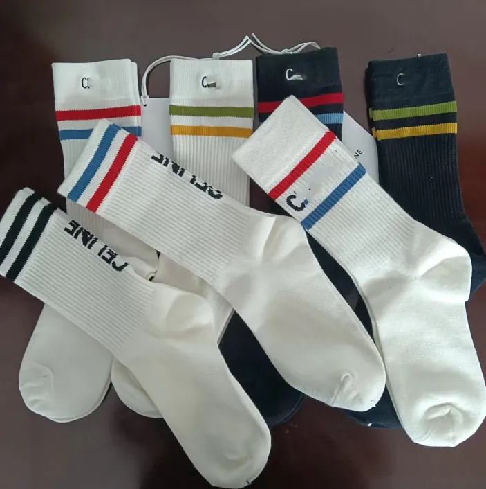 Chaussettes quatre saisons à Tube Long pour hommes et femmes, sport décontracté, vêtements d'extérieur polyvalents, chaussettes en coton brodées, vente en gros