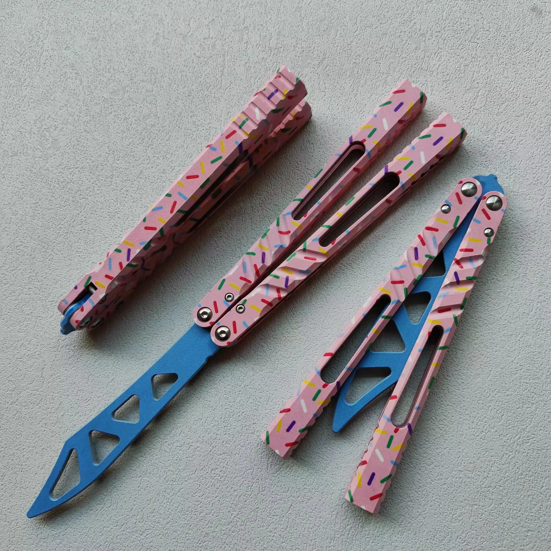 TITUS CH AB Butterfly-Trainermesser Pink Donut Channel 7075 Al-Griff VG10-Klingenbuchsensystem Jilt Jagd-EDC-Werkzeugmesser