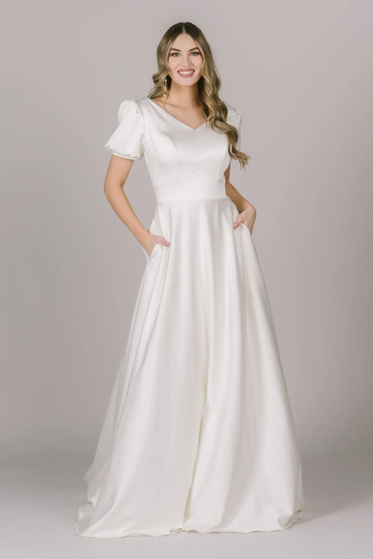 2023 nowe proste miękkie satynowe skromne suknie ślubne z krótkimi rękawami kieszenie A-line zwykłe suknie ślubne