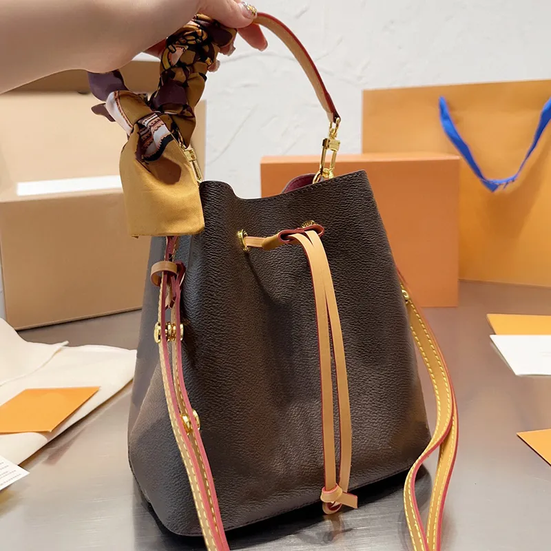 Bolso de cubo de moda para mujer, bolsos de diseñador, bolsos cruzados de lujo, bolso de compras de hombro con flores clásicas de cuero, cartera, bolso famoso para mujer, regalo