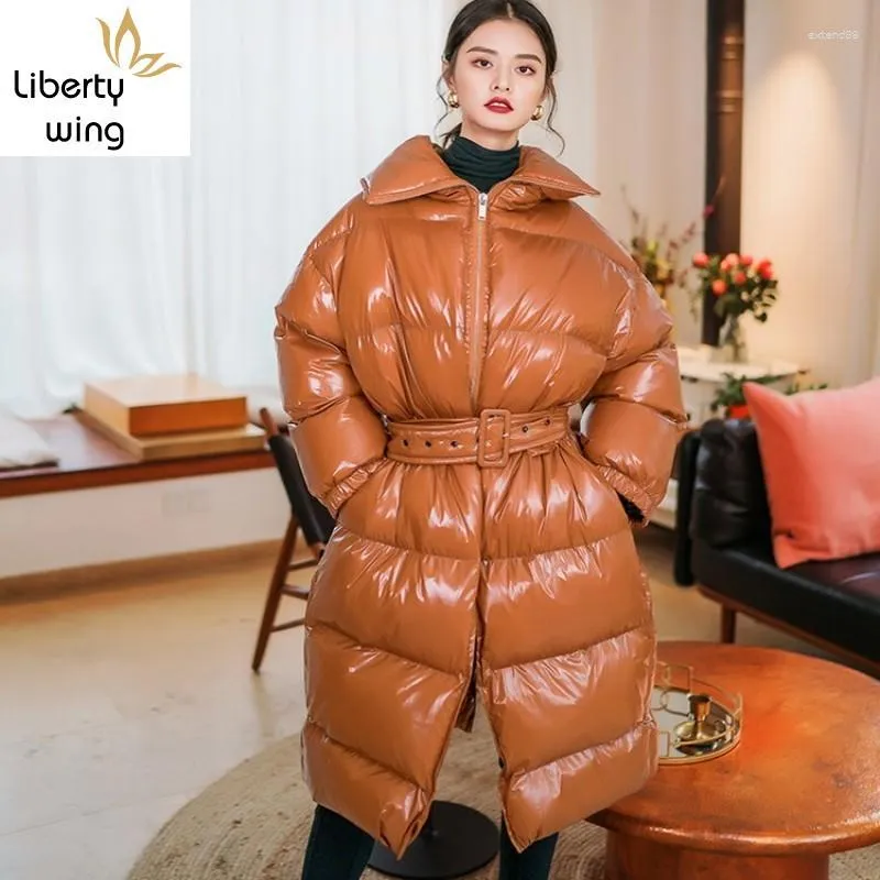 Trenchs de femmes manteaux d'hiver femme de luxe en cuir verni brillant vers le bas veste rembourrée longue coupe-vent neige chaude parka femme ceinture manteau surdimensionné