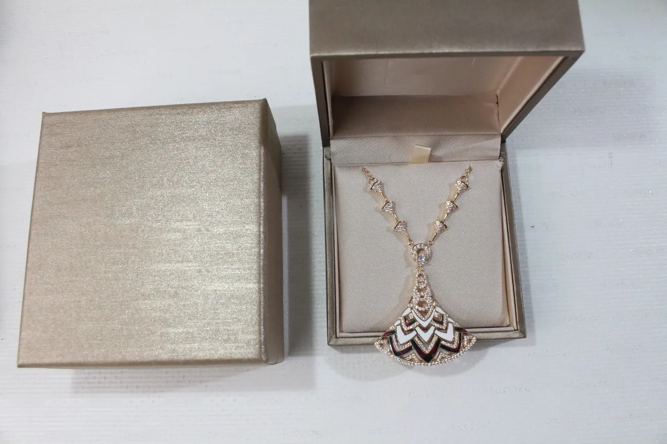 Luxury Pendant Necklacce Diva Dream Brand Designer Copper med 18K Gold Plated Fan Charm Bucket Thick Lock Chain Choker för Women Jewelry Party Gift
