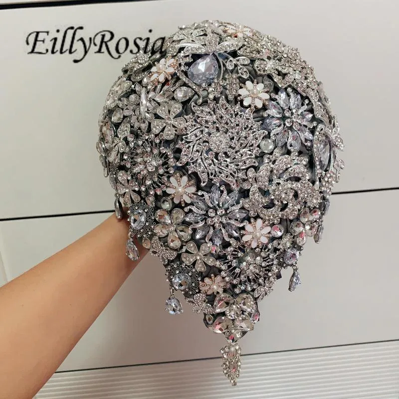 Fiori matrimonio EillyRosia realizzati su ordinazione Spilla di lusso Bouquet Cristalli argento scintillanti A goccia per la sposa Rose in raso personalizzate