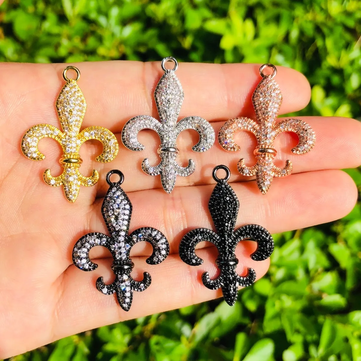 Charms 5pcs Fleur de lis Iris Flower Charm for Women Bransoletka Dziewczyna Naszyjnik wytwarzający wisiorek z zamorkowaniem cyrkonu do ręcznie robionej biżuterii 230907