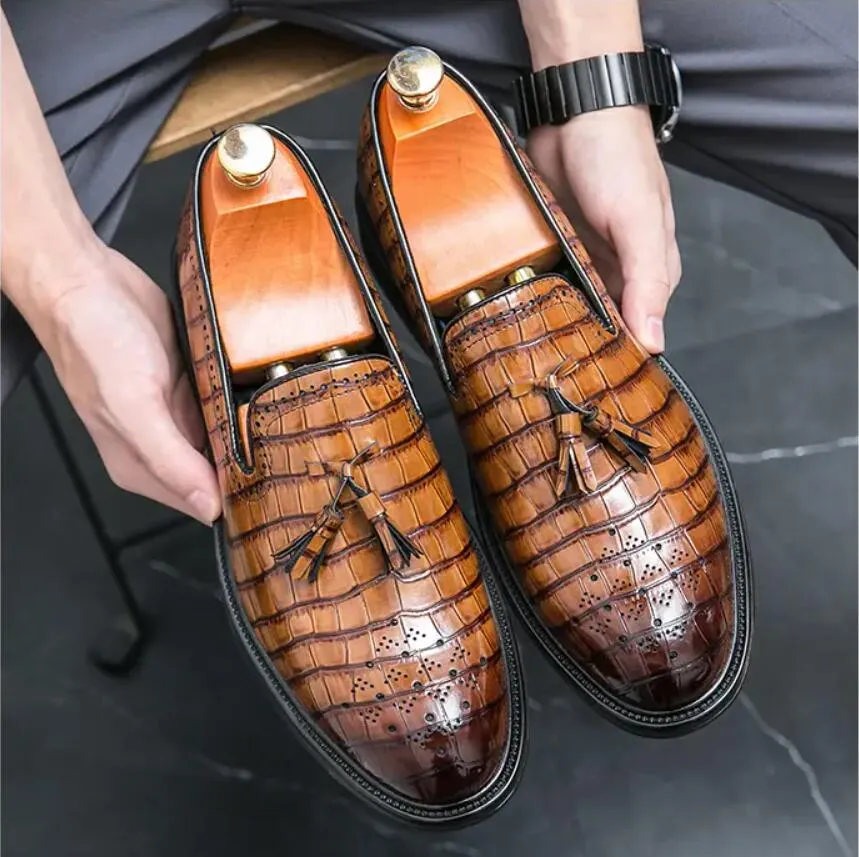 Un homme en chaussures anglaises pointues Chaussures décontractées Bottes courtes Hommes Four Seasons Chaussures en cuir brossé chocolat Commerce de loisirs chaussures habillées disponibles