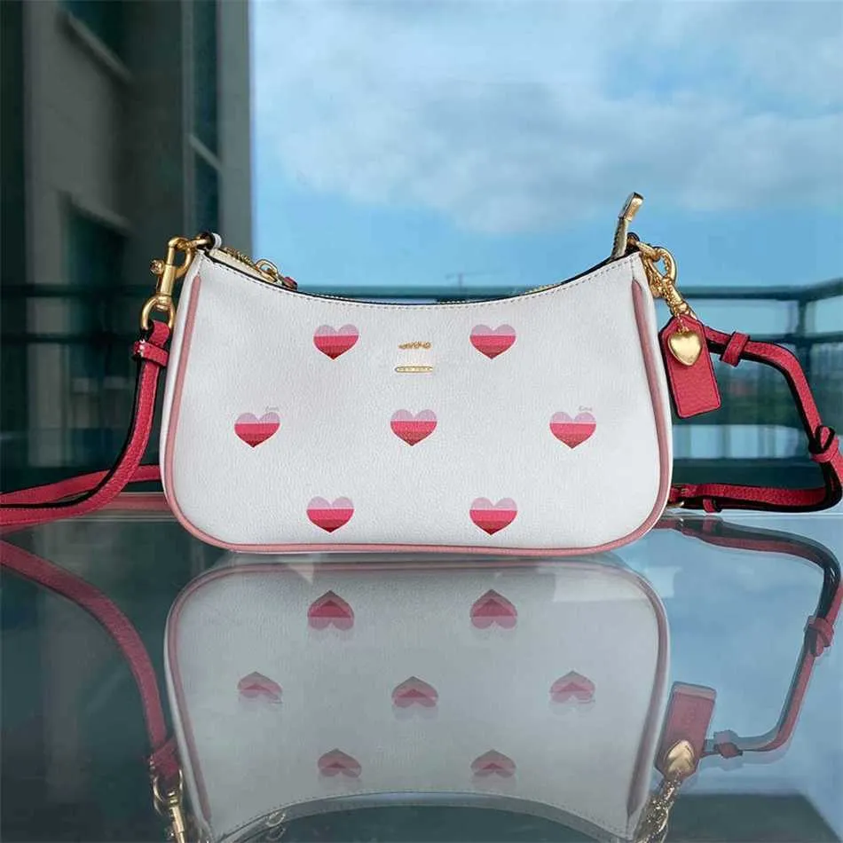 حقيبة مصمم طباعة القلب الأحمر C-bag Women Underarm أكياس الكتف المصغرة المصغرة الأزياء الجلدية الأزياء المتقاطعة المصممين على حقائب اليد 230207