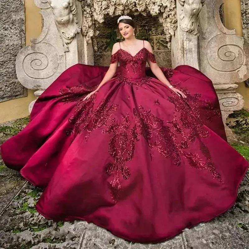 Abiti Quinceanera rosso scuro Abito da ballo in pizzo con paillettes scintillanti Spalline con spalle scoperte Perline di cristallo Corsetto sul retro Raso Dolce 16 Festa di ballo di fine anno