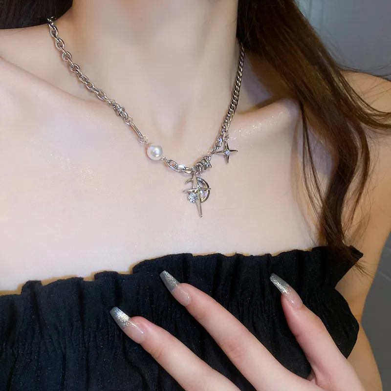 Collier coréen en forme de croissant d'étoile à quatre branches avec perles cloutées de diamants, tempérament de fille épicée, chaîne de clavicule, personnalité, collier de style doux et cool pour femmes