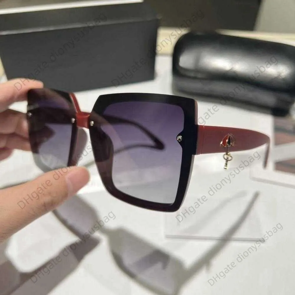 Designer Luxury Solglasögon Korean Korean Version Square Full Frame Anti-UV Display Face Fashion Märke Alfabetet Nya glasögon.