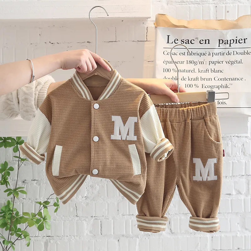 Set di abbigliamento Set pakaian bisbol bayi laki laki e perempuan setelan 2 potong jaket olahraga anak anak musim semi gugur 230907