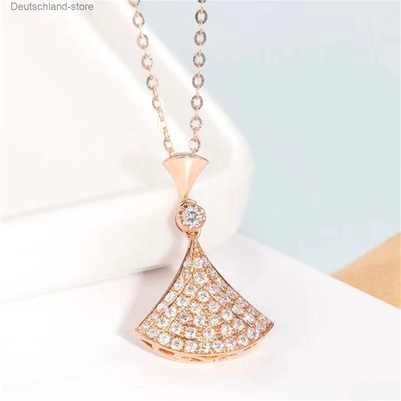 Pendentif Colliers 18K Plaqué Or Nouvelle robe pour les femmes classiques Collier élégant Chaînes de cou de haute qualité Designer Bijoux Filles Cadeau de vacances Q230908