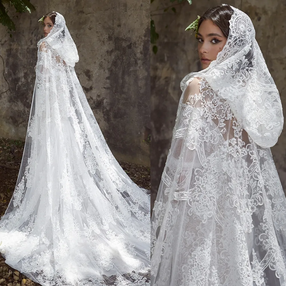 Romantyczne z kapturem koronki ślubne Lily Collins Inspired Fairy Princess Bridal Cape 2024 ramię Chapel Long Bridal Veils Western Brytyjczyk Wiktoriański