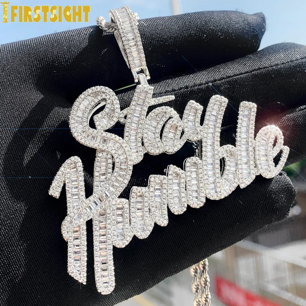 Charms Iced Out Bling Cursive Lettera Stay Humble Collana con pendente Placcato in oro Completo CZ Zircone Fascino Uomo Moda Gioielli Hiphop 230908