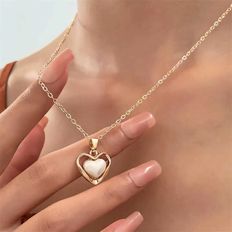 Womens Pearl Heart Gold Heart Pendant Necklace Fashionable Choker