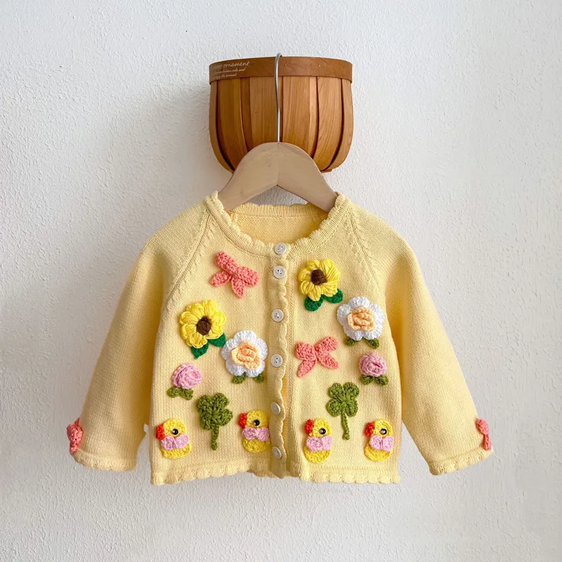 家族をマッチする服装Kardigan Lengan Panjang Anak Perempuan Mantel Seater Buatan Tangan Tangan Atasan Bunga Applique Pakaian Bayi Lahir Musim Gugur 230907