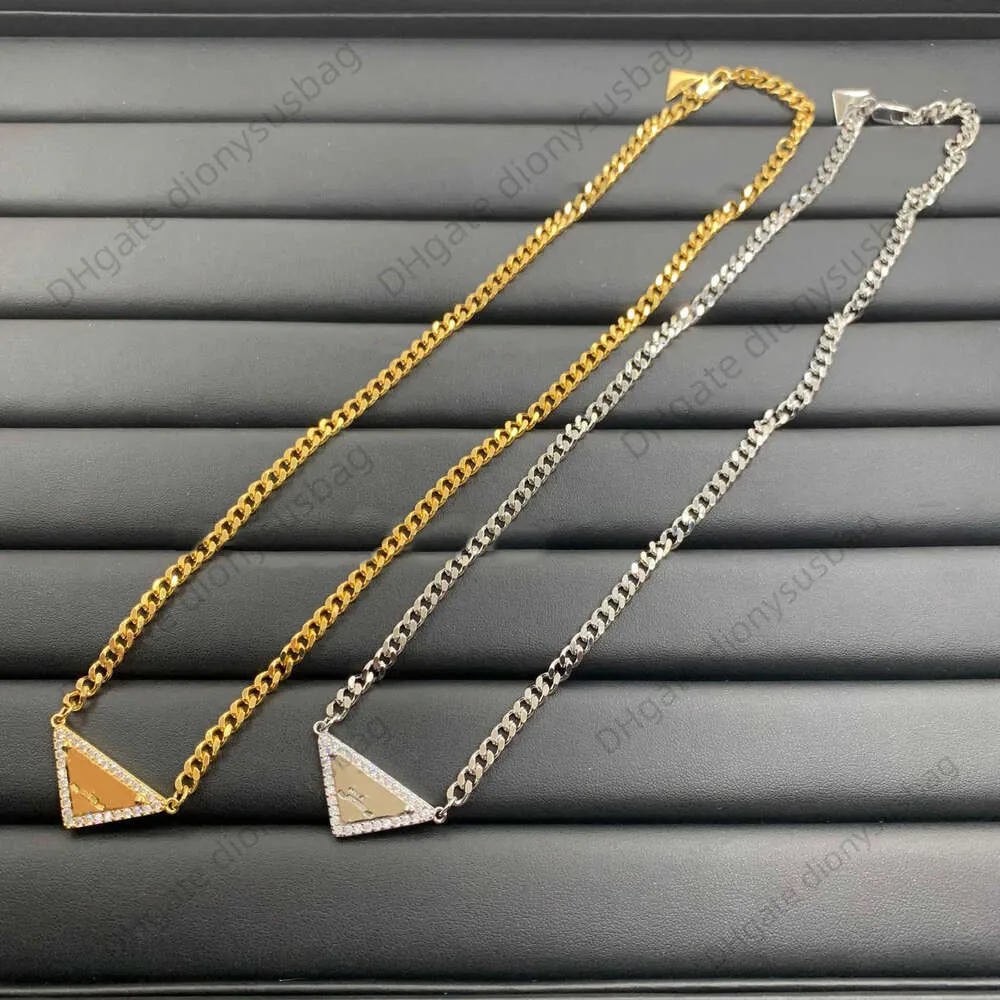 デザイナージュエリーネックレス新しいスタイルダイヤモンドインレイドレター逆三角形パーソナライズされたセーターチェーンペンダントファッション汎用性のあるアクセサリー
