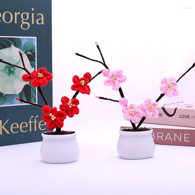 Fiori decorativi All'uncinetto Prugna Fiore di ciliegio Piante finte in vaso Bonsai Artigianato tessuto a mano per la decorazione della festa di compleanno della camera da letto della tavola di casa