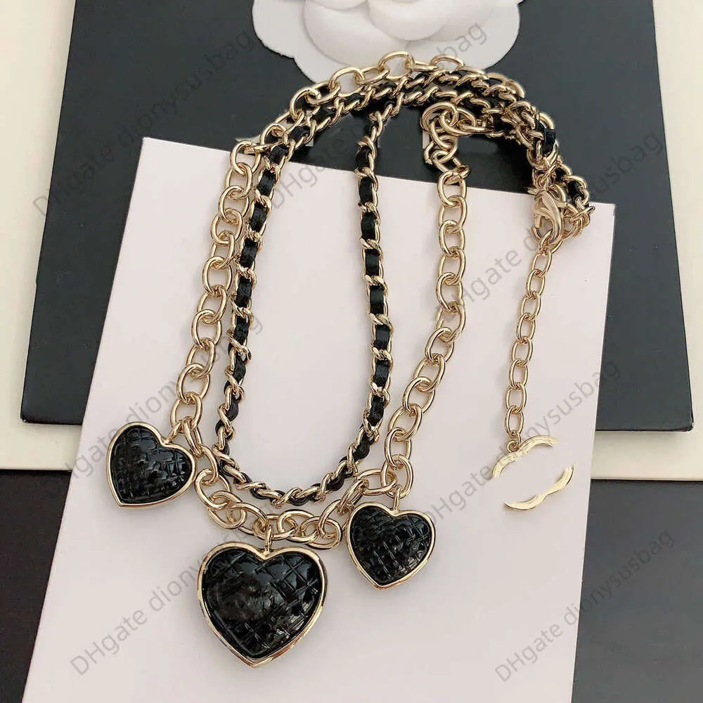 Collana di gioielli firmati Personalità Collana con ciondolo a forma di griglia di diamanti neri per donne che indossano una catena a catena con clavicola intrecciata a doppio strato in pelle