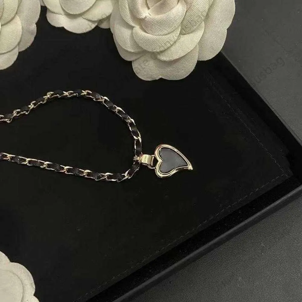 Designer sieraden ketting dubbel dragen lederen ketting voor vrouwen zwarte perzik hart hanger kraag ketting goud beroemdheid temperament legering lichte luxe