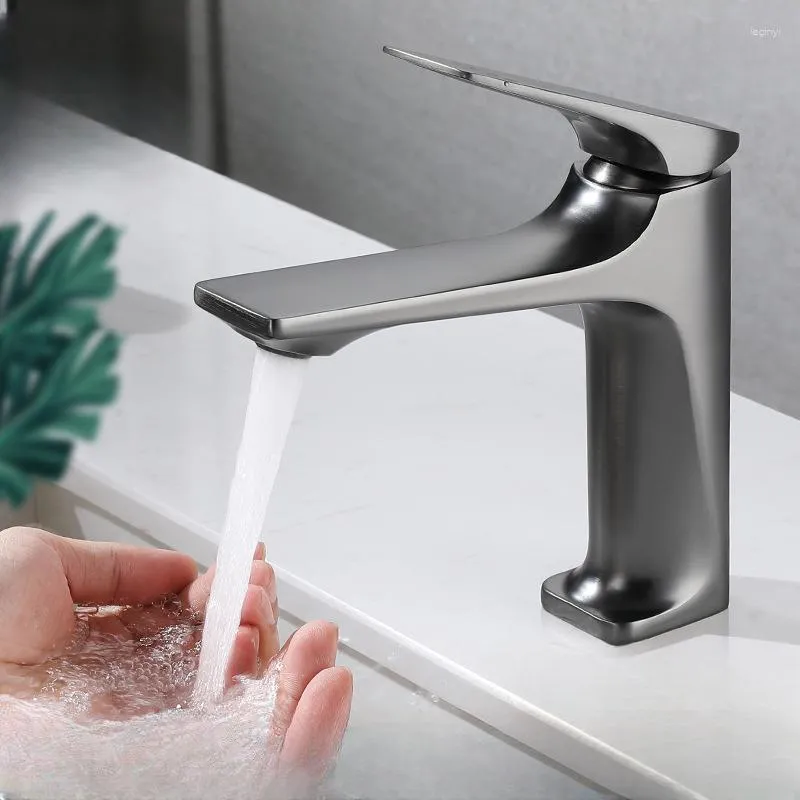 Grifos de lavabo de baño Grifo moderno Grifo de una sola manija Lavabo montado en cubierta Grifo de agua Núcleo de latón y mezclador frío