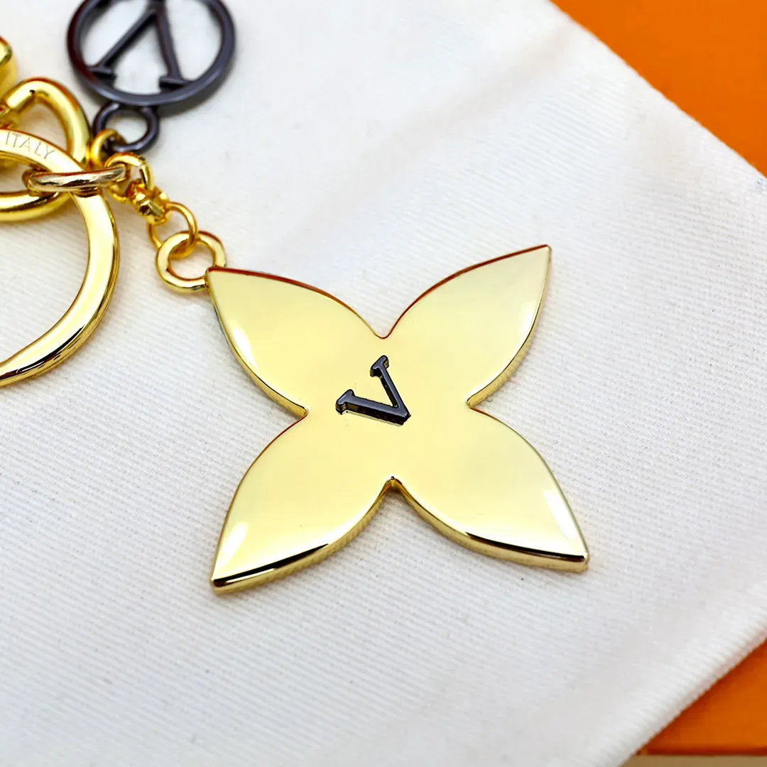 Luxury Designer Keychain Letter Follow Pendant Gold Key Buckle Fashion Classic Keychains Mens Womens High Quality Keys Bags Ornaments