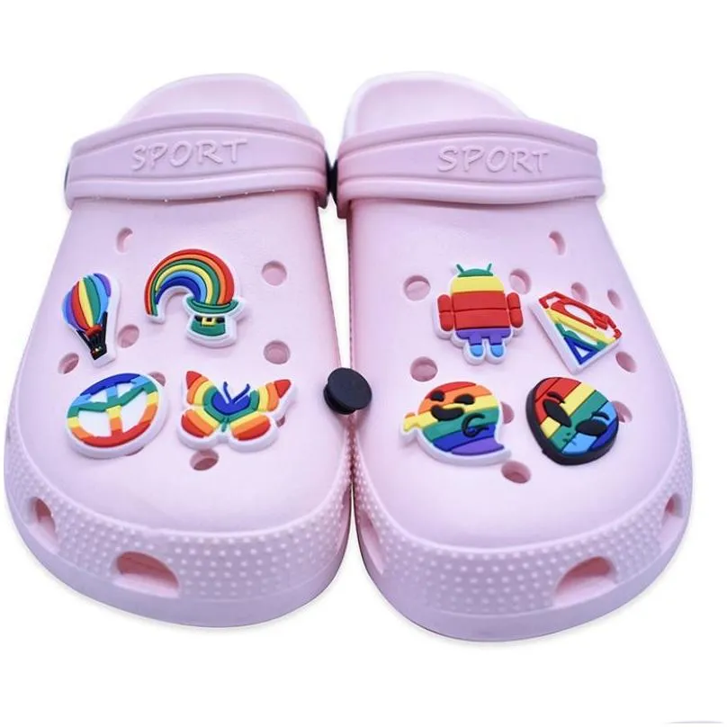 Parti di scarpe Accessori Bomboniera Arcobaleno Personaggio dei cartoni animati Ciondoli in gomma in PVC Holeshoe Clog Fit Polsino Bottoni Scarpe Decorazioni D Dhesy