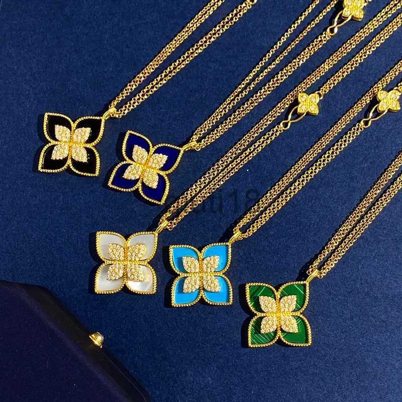 Pendanthalsband lyx varumärke Clover Designer Long Pendant Halsband för kvinnor 18K Guld Sweet 4 Leaf Flower Double Row Elegant tröja Halsband med Crystal Diamon