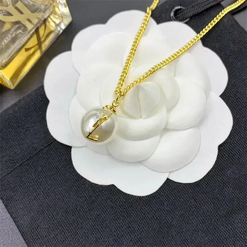 Collana classica con ciondolo a forma di lettera Designer donna Collane di perle Gioielli di lusso Catene da donna Cravatte Collane da sposa Placcato oro 18 carati M5