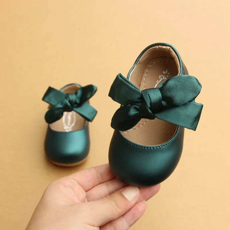 Första vandrare Soft Soled Princess Toddler Baby Girls Casual Shoes Bow Frost Green Pu Leather Kids For Girl Birthday Present 230909