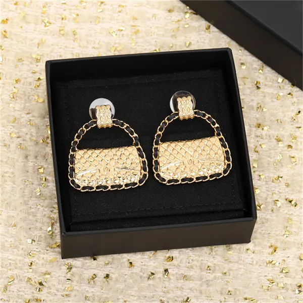 Hjärtformad studdesigner Gold Earring C Logo Woman Luxury Jewelry Women Classics Ccity Hoop Crystal Pearl Earrings 09564