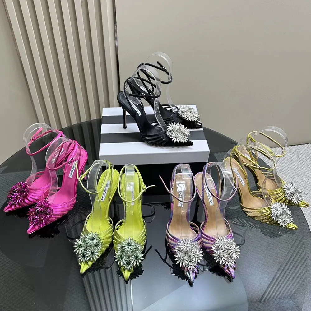 Aquazzura Crystal Margarita Pump 105mm Nero Flower Strass Décoration Robe à talons hauts Bouts pointus Bride à la cheville Talon aiguille Robe sandale Chaussures d'usine